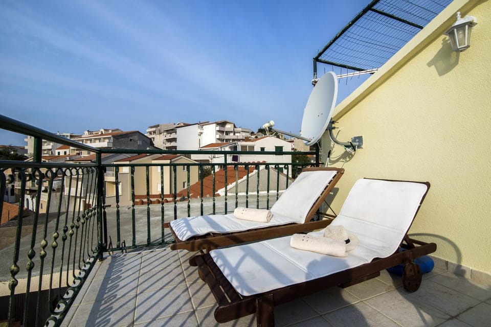 Balcony/Terrace, Area and facilities