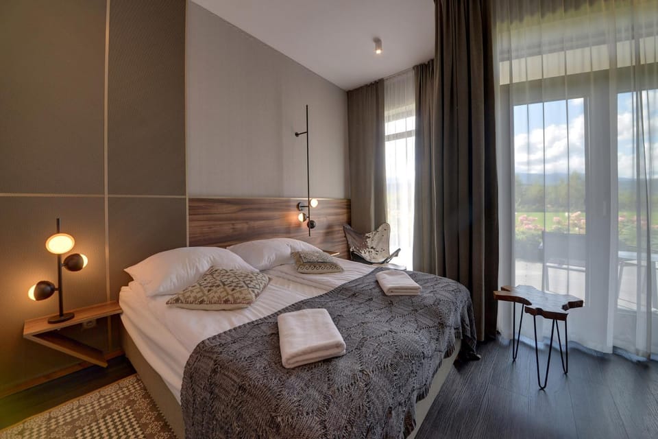 Bed, Photo of the whole room, towels