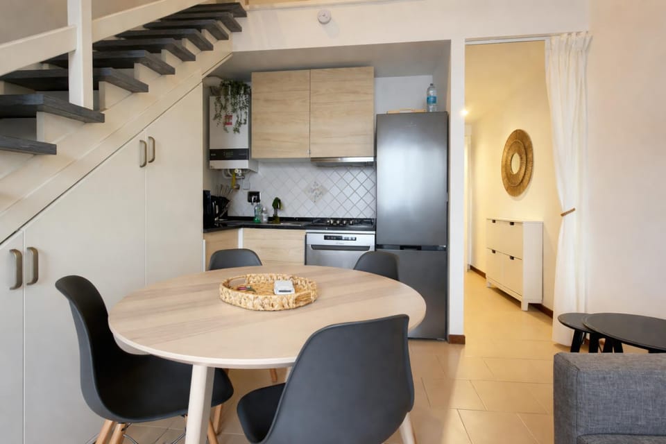 Kitchen or kitchenette, Living room, Seating area, Dining area, minibar, oven, pet friendly, stove