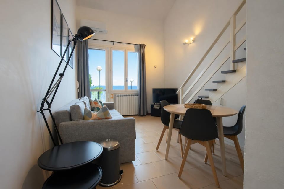 TV and multimedia, Living room, Seating area, Dining area