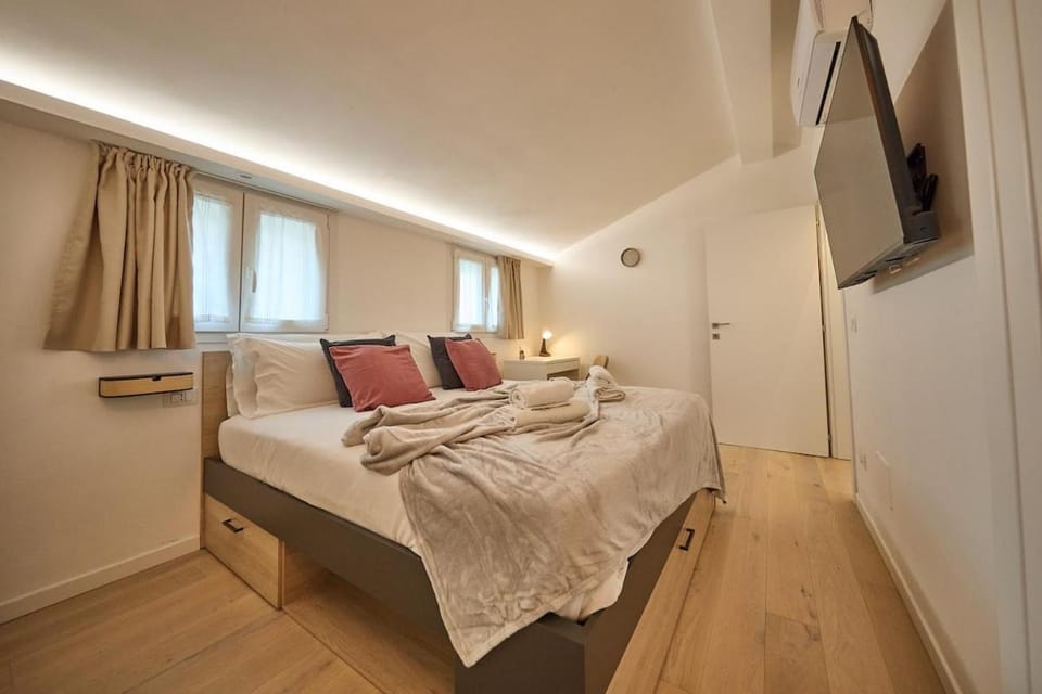 Bed, TV and multimedia, Bedroom