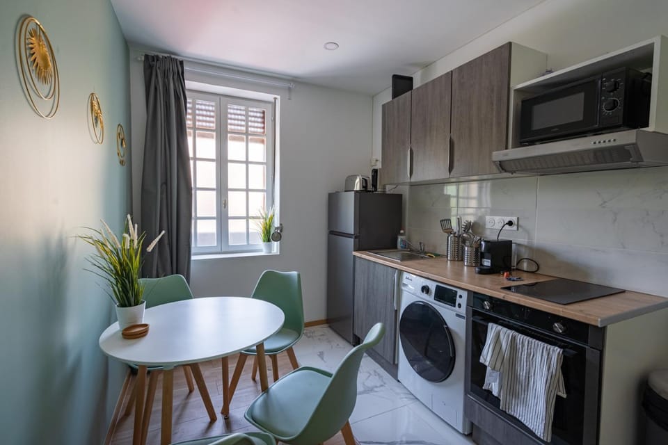 Kitchen or kitchenette, stove, washing machine