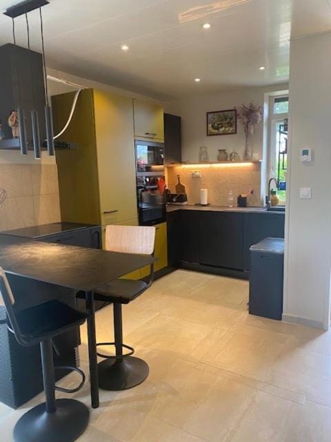 Kitchen or kitchenette, Dining area, oven, stove