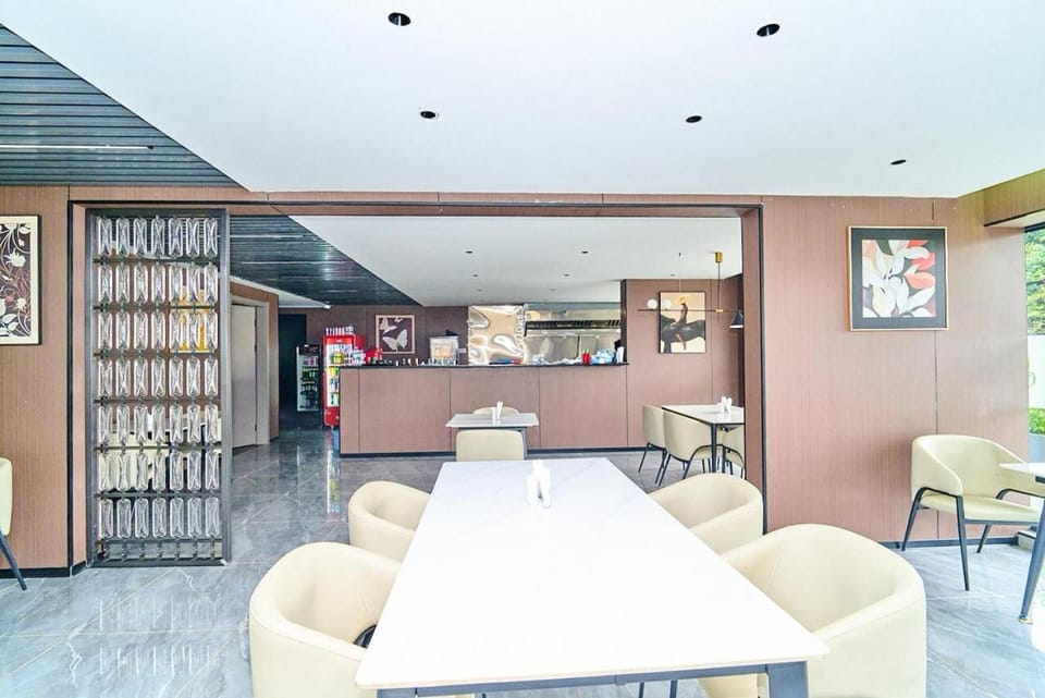 Restaurant/places to eat, Lounge or bar