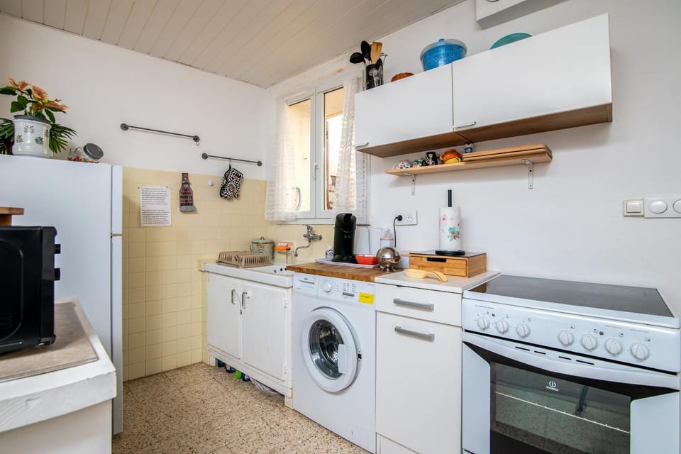 Kitchen or kitchenette, stove
