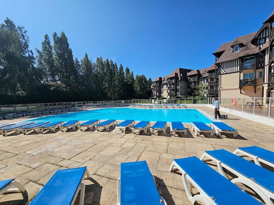 Appartement avec jardin & piscine à Deauville Apartment in Deauville