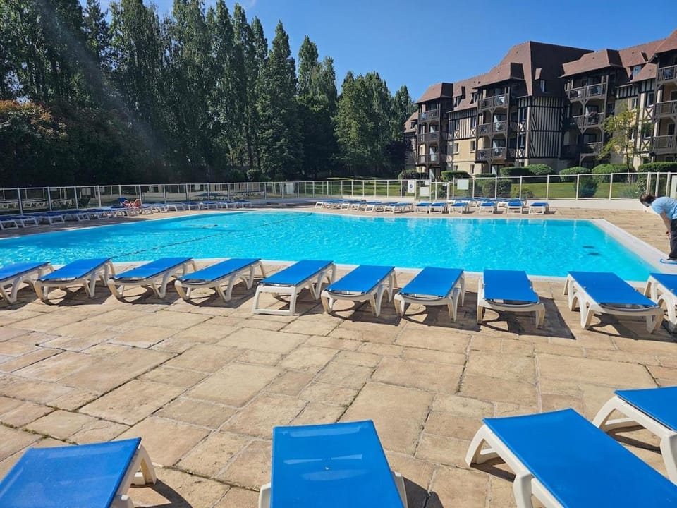 Appartement avec jardin & piscine à Deauville Apartment in Deauville