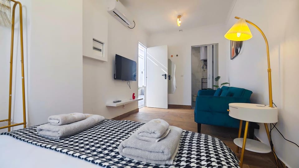 Photo of the whole room, air conditioner