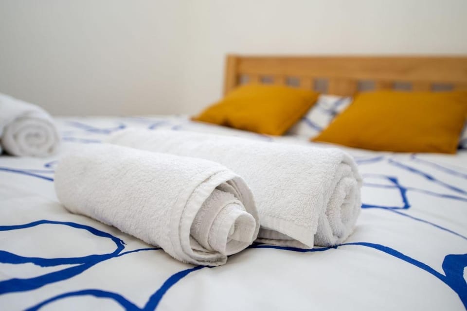 Bed, Bedroom, towels