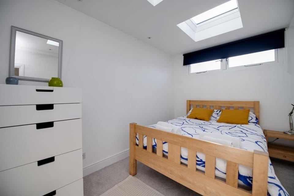 Bed, Bedroom, towels, towels, wardrobe