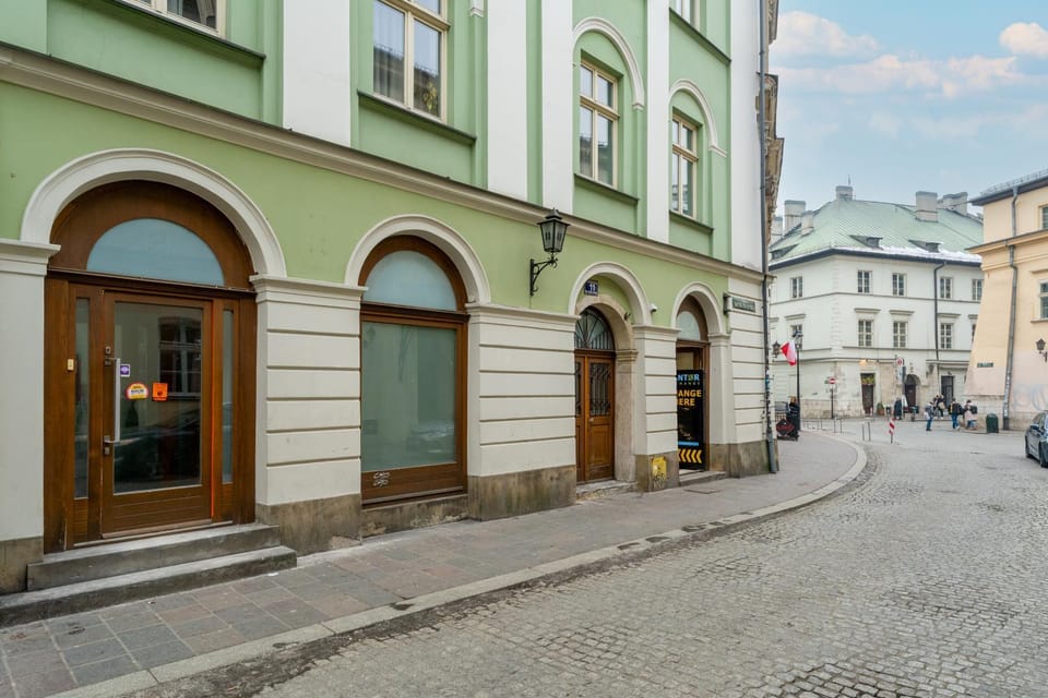 Property building, Neighbourhood, Location