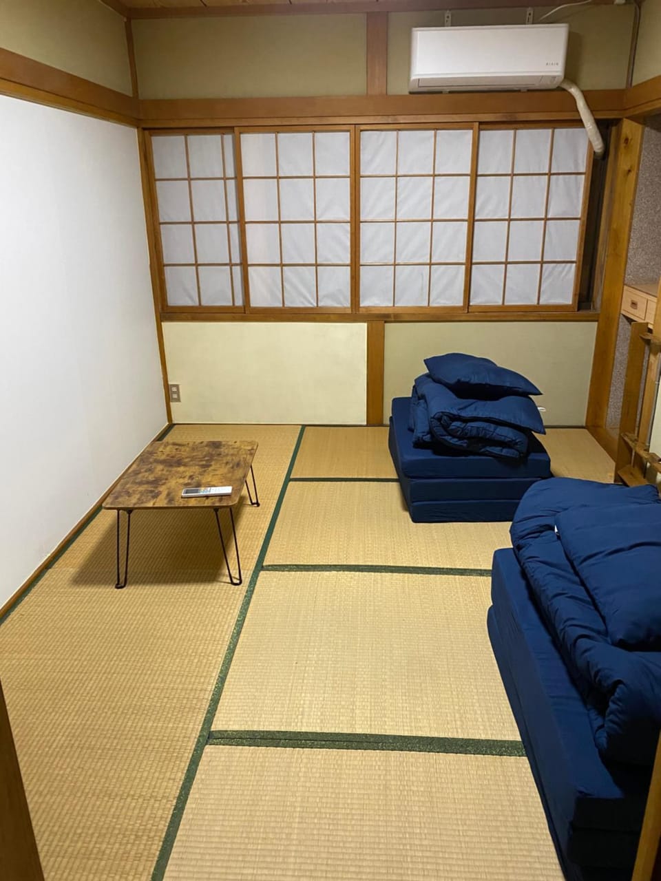 Photo of the whole room, air conditioner