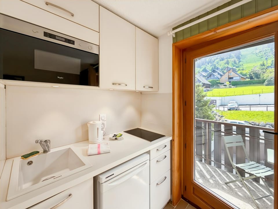 Coffee/tea facilities, Kitchen or kitchenette, microwave, stove
