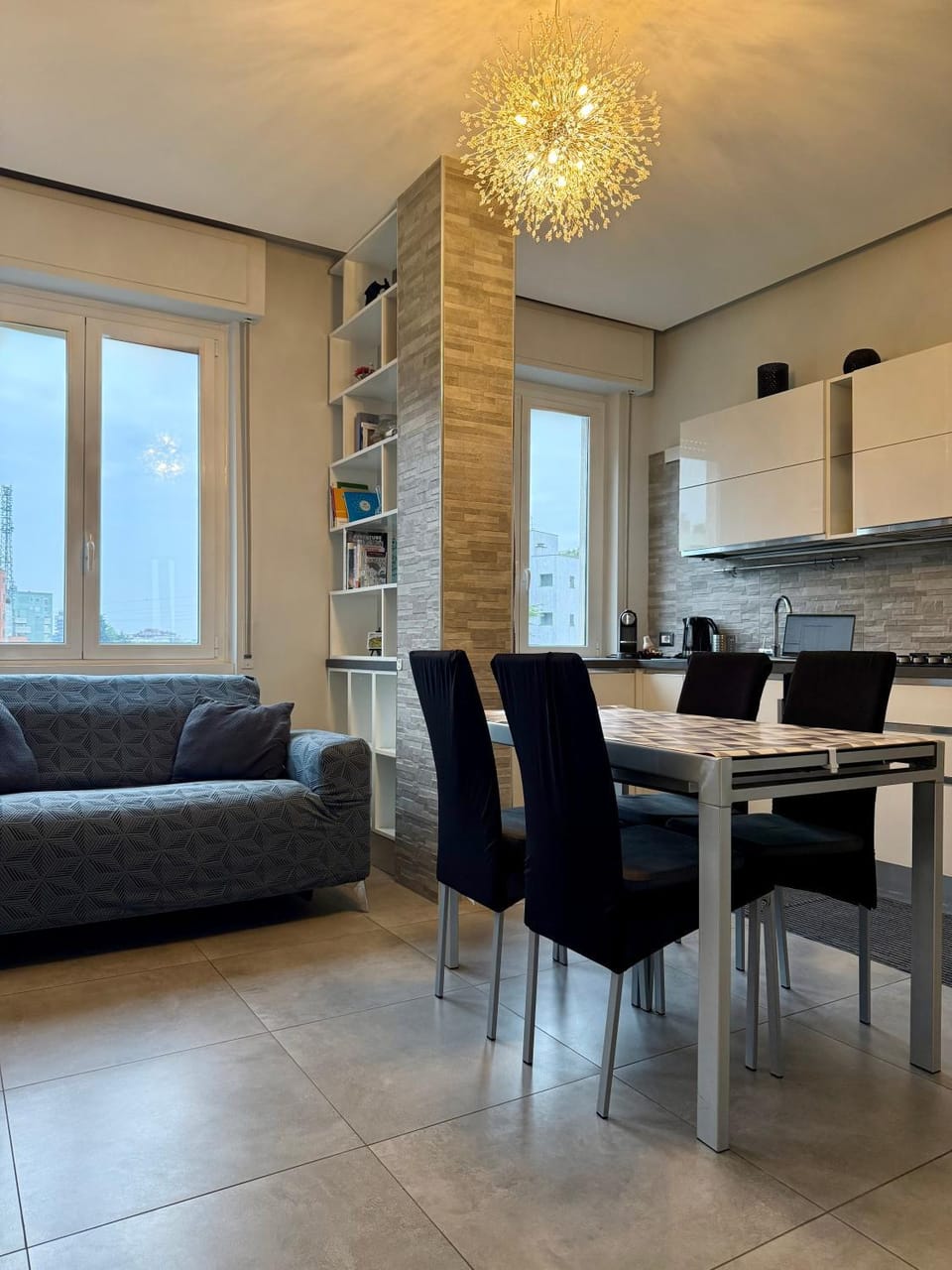 Kitchen or kitchenette, Living room, Seating area, Dining area