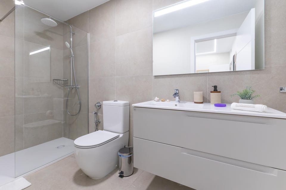 Shower, Toilet, Bathroom, towels