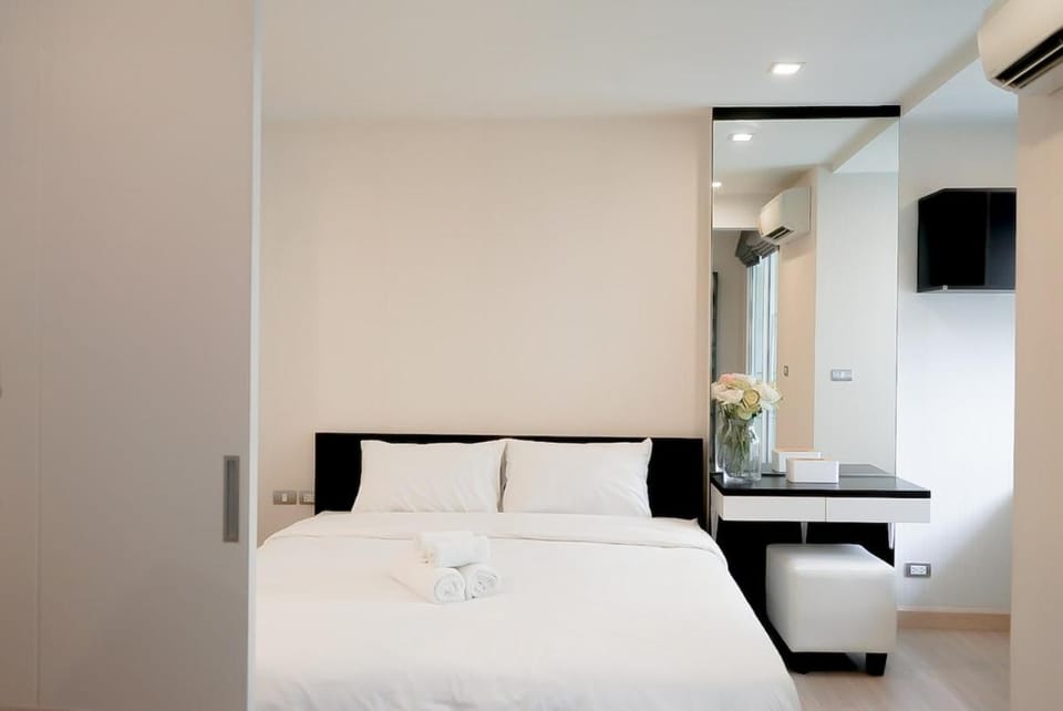 5 mins to BTS Ekkamai, One Bed Fully-Furnished Apartment in Bangkok