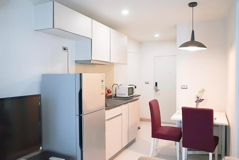 5 mins to BTS Ekkamai, One Bed Fully-Furnished Apartment in Bangkok