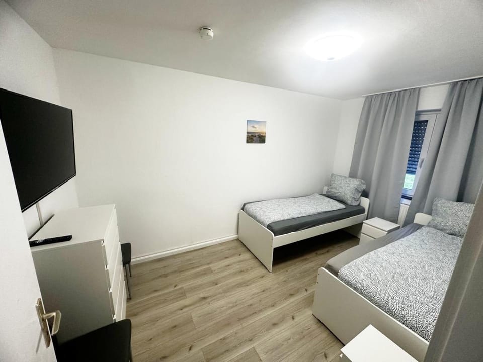 Bed, TV and multimedia, Photo of the whole room, Bedroom