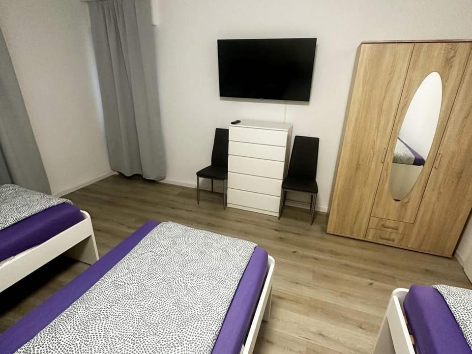 Bed, TV and multimedia, Photo of the whole room, Bedroom, wardrobe