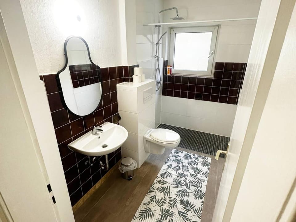 Shower, Toilet, Bathroom, towels