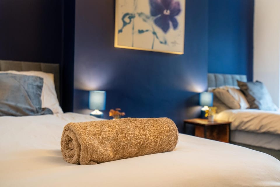 Bed, Bedroom, towels
