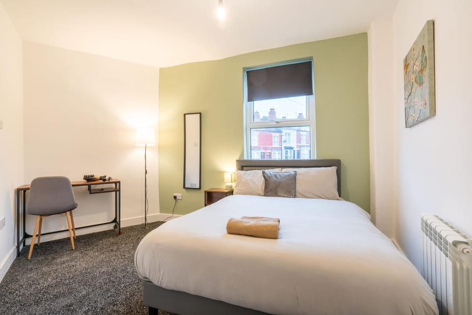 Bed, Photo of the whole room, Bedroom, hair dryier, internet