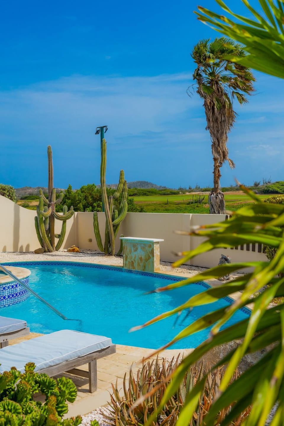 Luxurious 3BR Villa w Private Pool near Beach Bed and Breakfast in Noord