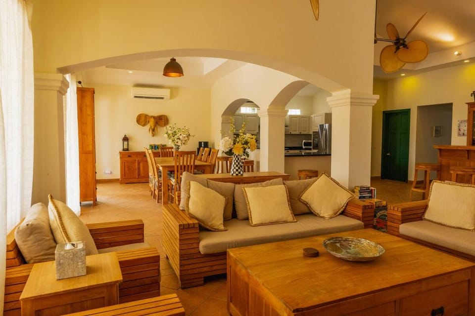 Luxurious 3BR Villa w Private Pool near Beach Bed and Breakfast in Noord