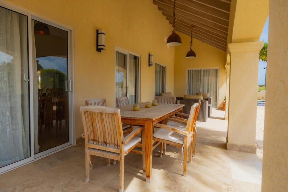 Luxurious 3BR Villa w Private Pool near Beach Bed and Breakfast in Noord