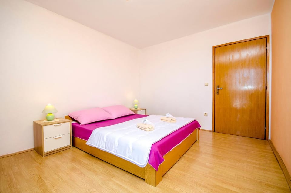 Bed, Photo of the whole room, Bedroom, towels, wardrobe