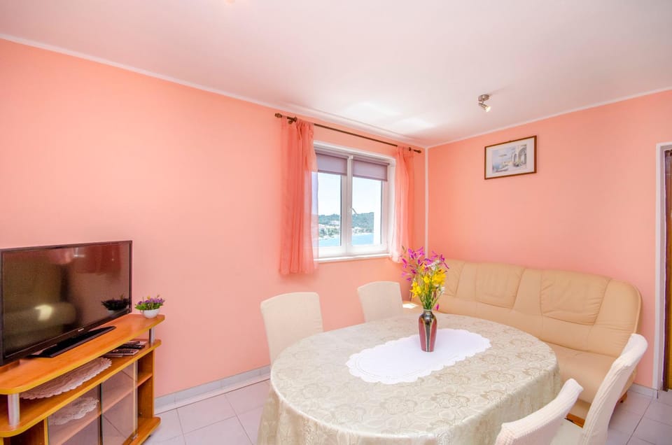 TV and multimedia, Living room, Seating area, Dining area