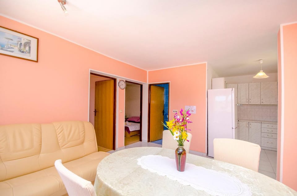 Kitchen or kitchenette, Living room, Seating area, Dining area
