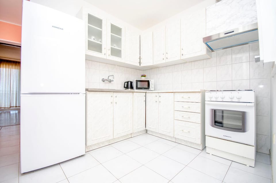 Kitchen or kitchenette, microwave, oven, stove
