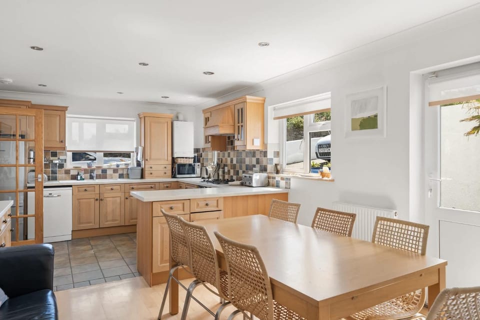 Spacious Home Overlooking Porthmeor Beach Parking House in Saint Ives