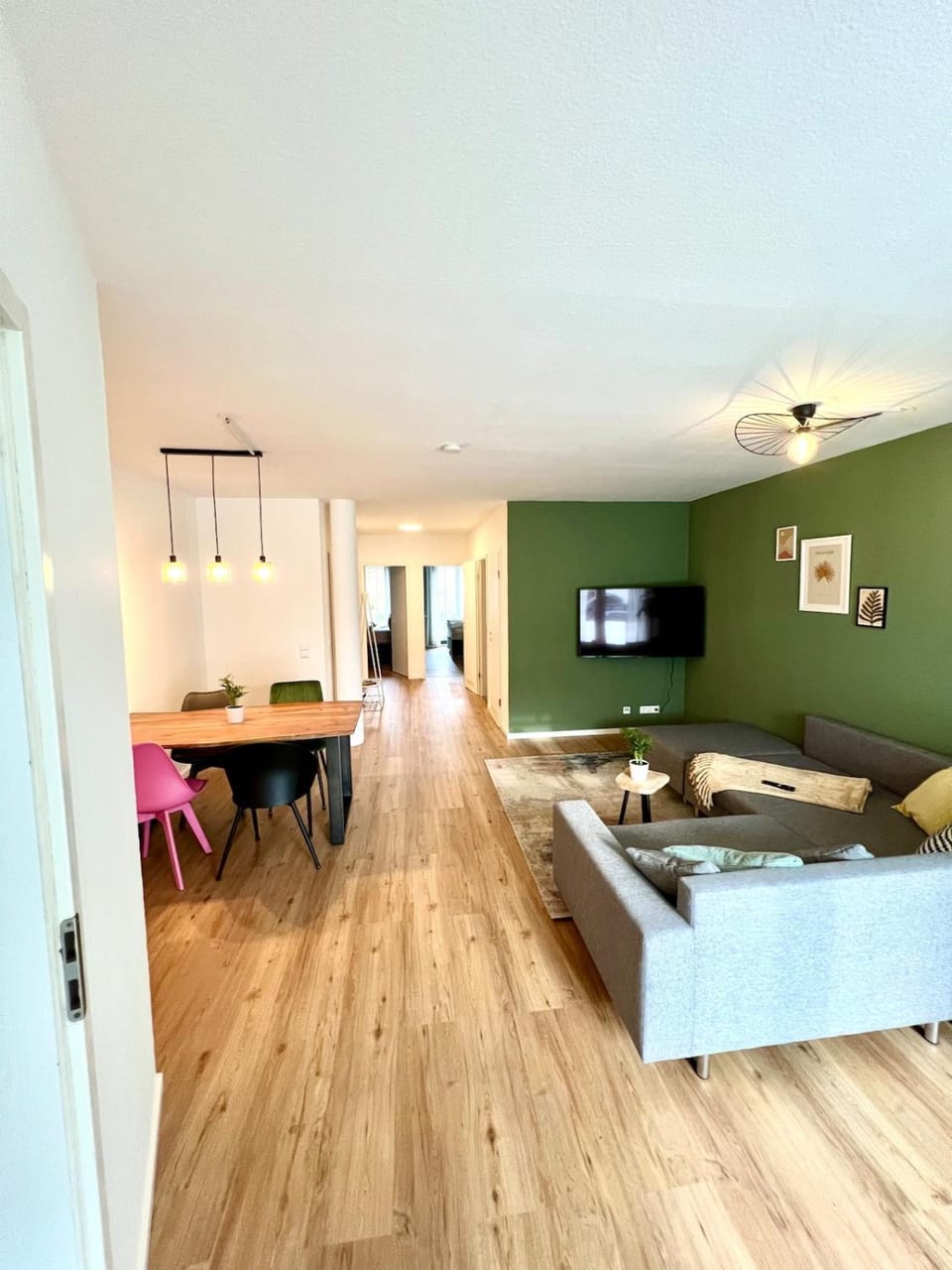 TV and multimedia, Living room, Photo of the whole room, Seating area, Dining area