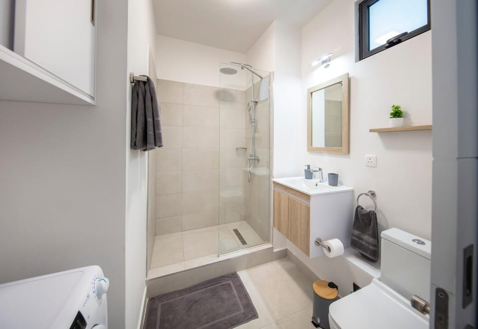 Shower, Toilet, Bathroom, towels, washing machine