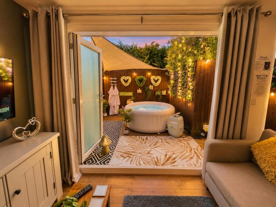Hot Tub, Living room