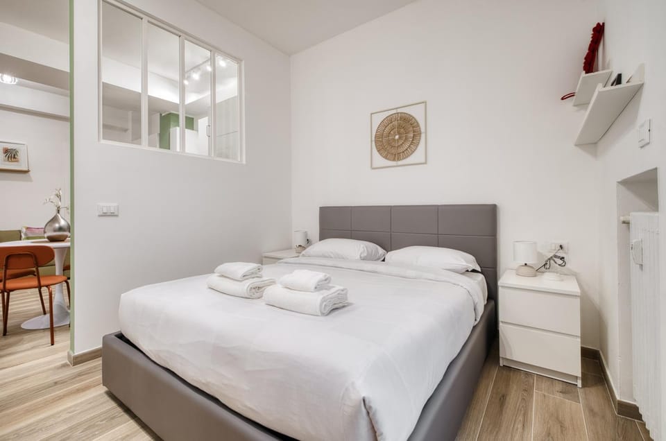 Bed, Photo of the whole room, Bedroom, towels