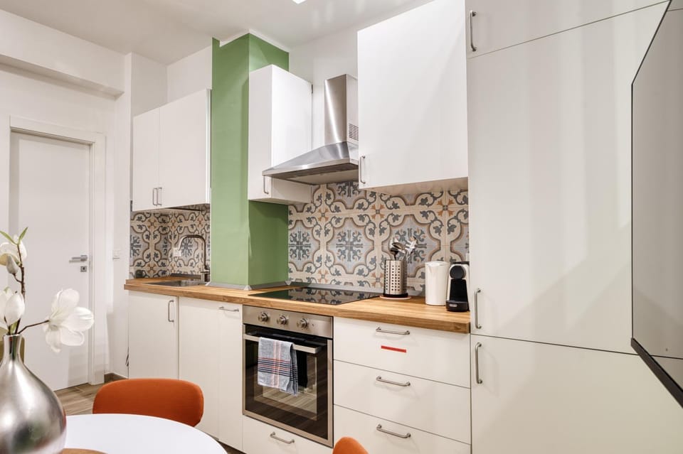 Coffee/tea facilities, Kitchen or kitchenette, oven, stove