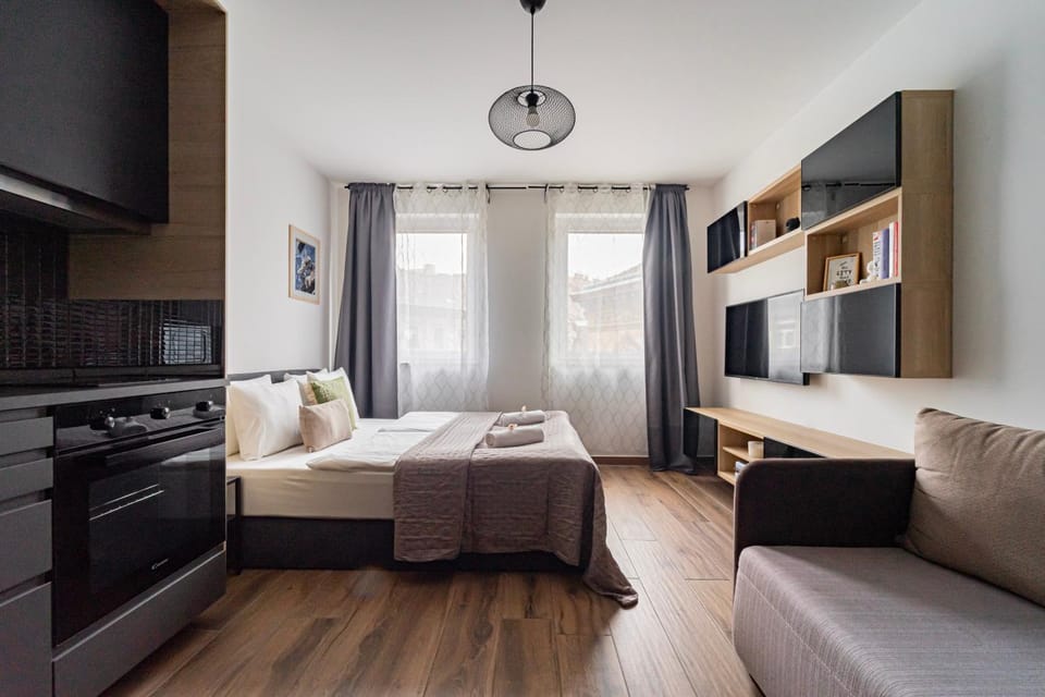 Bed, TV and multimedia, Bedroom