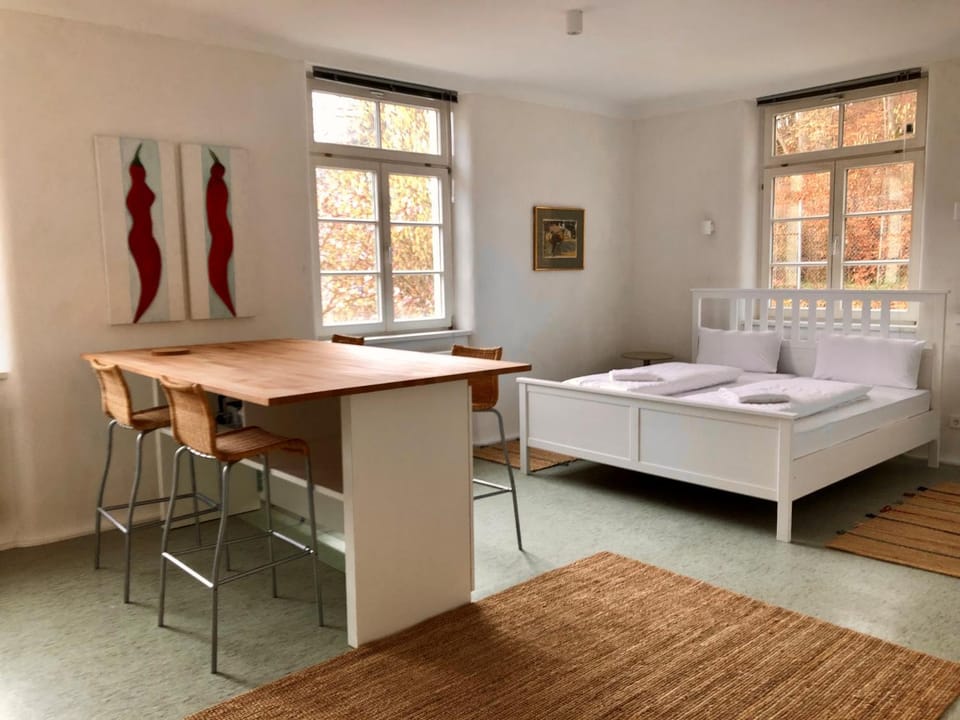 Bed, Dining area, Bedroom