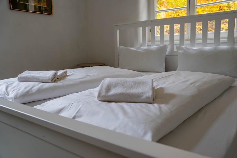 Bed, towels