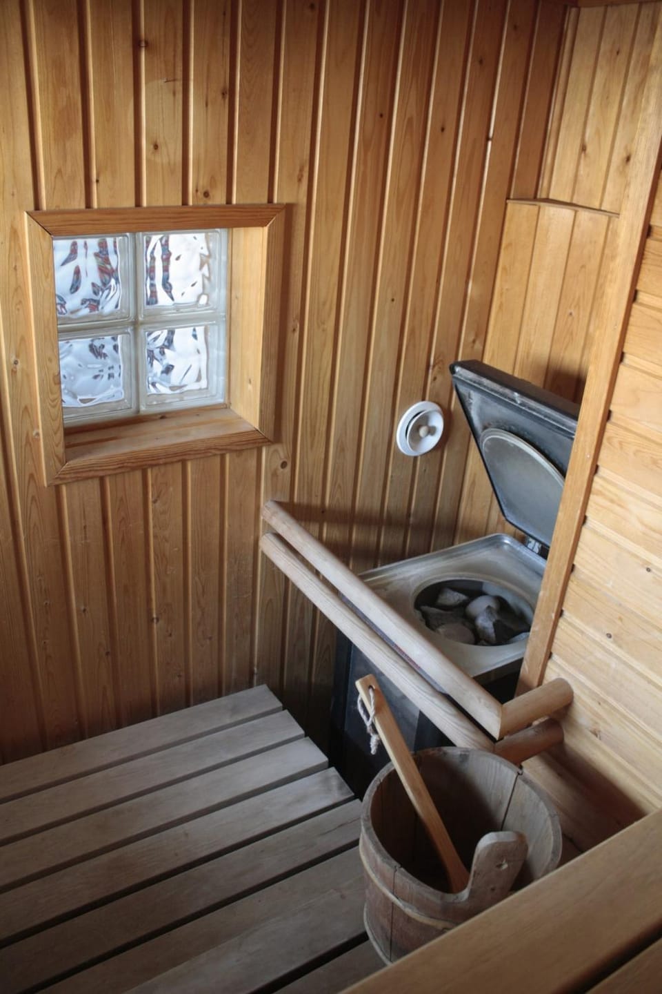 Cozy Summerhouse by the River with free BIKES and ping pong House in Rovaniemi