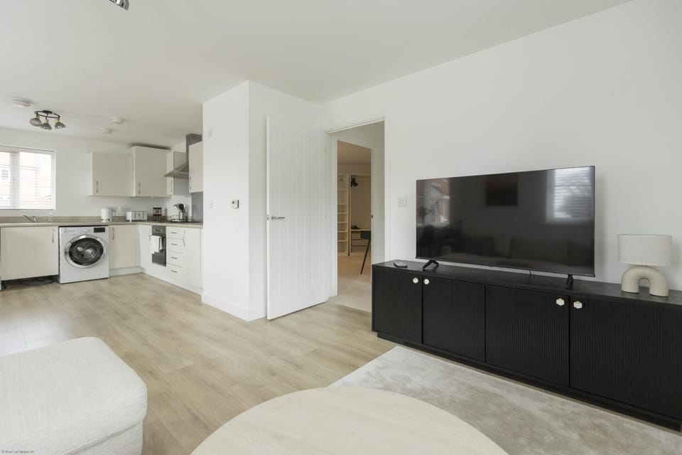 Property building, TV and multimedia, Kitchen or kitchenette, oven, washing machine