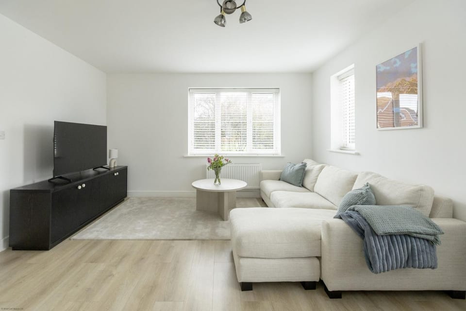 Property building, TV and multimedia, Living room, Seating area