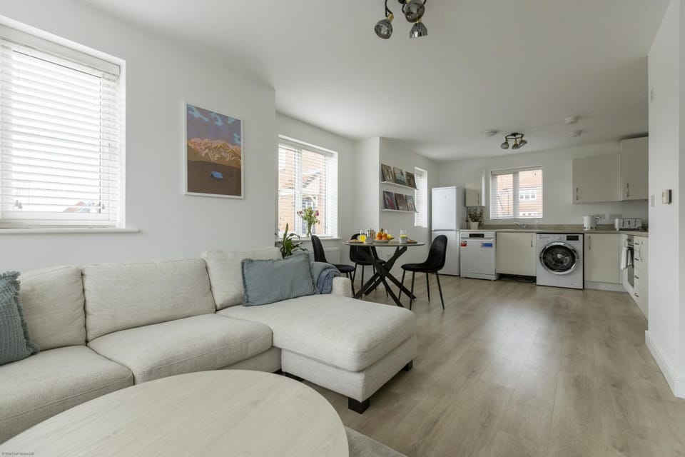 Property building, Living room, Seating area, Dining area, dishwasher, pet friendly