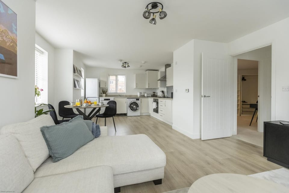 Property building, Kitchen or kitchenette, Dining area, oven