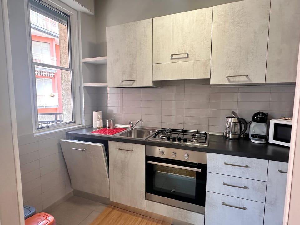 Coffee/tea facilities, Kitchen or kitchenette, dishwasher, microwave, stove