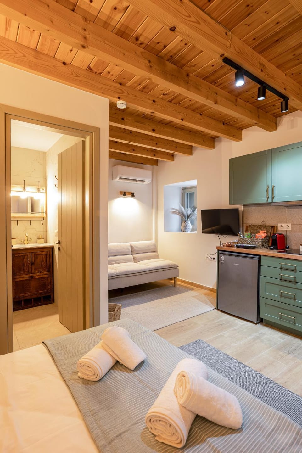 Pavliani Aesthesis by Raise Apartment in Peloponnese, Western Greece and the Ionian