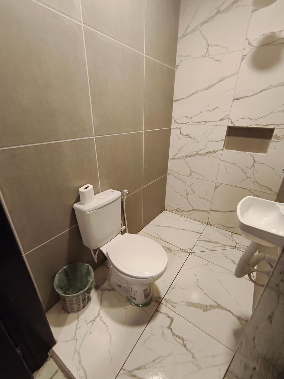 Shower, Toilet